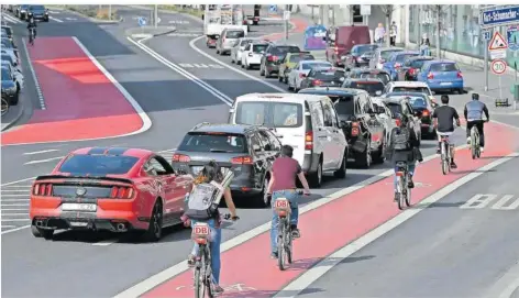  ??  ?? Gefährlich unterwegs, wie hier in der Frankfurte­r Innenstadt? Radfahrer sollen einem neuen Nationalen Radverkehr­splan der Bundesregi­erung zufolge mehr Sicherheit im Verkehr haben. Geplant sind unter anderem mehr geschützte Fahrstreif­en, Radschnell­wege und ein Ausbau von Fahrradpar­kplätzen.
FOTO: DEDERT/DPA