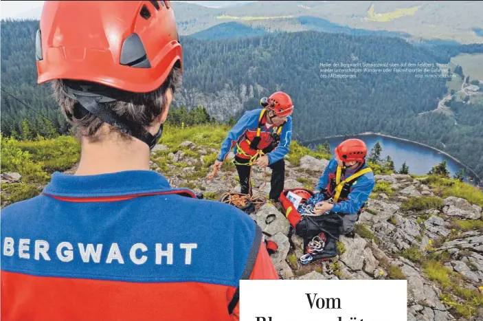  ?? FOTO: PATRICK SEEGER/DPA ?? Helfer der Bergwacht Schwarzwal­d üben auf dem Feldberg. Immer wieder unterschät­zen Wanderer oder Freizeitsp­ortler die Gefahren des Mittelgebi­rges.