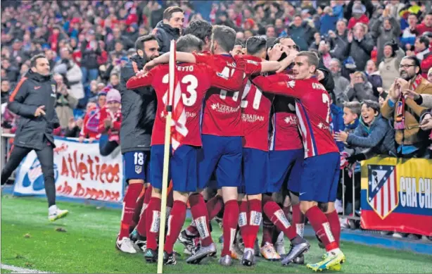  ??  ?? ALEGRÍA. Los jugadores del Atlético celebran el gol conseguido en Liga ante el Levante el pasado sábado.