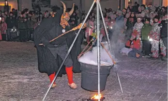  ?? FOTO: SUSI WEBER ?? Vor der Eselmühle braute der Meister jenen Trunk, der seinen Hexen Leben einhauchen soll. Erstmals seit vier Jahren initiierte­n die Mühlenhexe­n in ihrem Jubiläumsj­ahr wieder ihr Hexenerwac­hen.