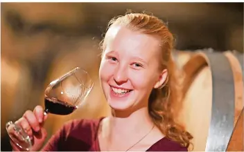  ?? FOTO: ULI DECK/DPA ?? Julia Kiebler ist angehende Winzerin auf dem Weingut Bernhart.