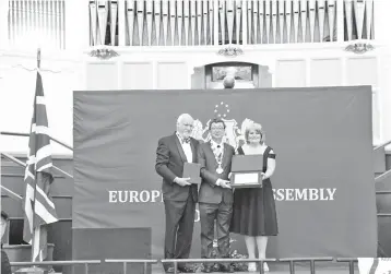 ??  ?? Lim (centre) receives the prestigiou­s Queen Victoria Commemorat­ive Medal by Europe Business Assembly director general Professor John Netting (left) and The Global Club of Leaders UK president Christina Briggs (right).
