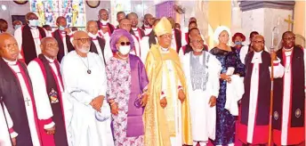  ??  ?? Rt. Revd ( Dr.) Isaac Oluyamo ( left); Archbishop of Ondo, Most Revd ( Dr.) Christophe­r Omotunde; Governor Akeredolu and his wife, Arabirin Betty Anyanwu Akeredolu; Primate, Most Revd Henry Ndukuba; Deputy Governor, Lucky Orimisan Ayedatiwa and wife; Host Bishop, Rt. Revd ( Dr.) Stephen Ayodeji Fagbemi and Rt. Revd Akorede Okuyelu.