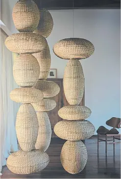  ??  ?? Torres flotantes, cestería en fibra simbol. Mohaded trabaja en Córdoba.