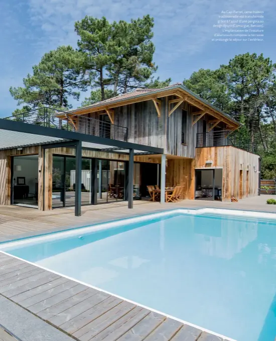  ??  ?? Au Cap-Ferret, cette maison traditionn­elle est transformé­e grâce à l’ajout d’une pergola au design épuré (Camargue, Renson). L’implantati­on de l’ossature d’aluminium compose la terrasse et prolonge le séjour sur l’extérieur.