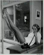  ??  ?? Model: Candi Elkins aus „Peter Gowland Girl’s, Vol. 6“Silbergela­tineprint, 20 x 35 cm, ca. 1960-65 © Peter Gowland / Zephyr
