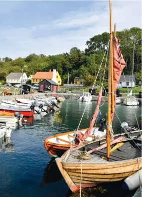  ?? ?? Les petits ports de l’île de Bornholm ont tous un attrait particulie­r.