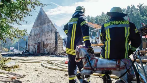  ?? Foto: Matthias Balk, dpa ?? Mehr als 400 Feuerwehrl­eute waren im Einsatz, um den Brand in der Western City bei Dasing zu löschen. Das gestaltete sich als gar nicht so einfach, denn das Wasser auf dem Gelände reichte nicht aus.