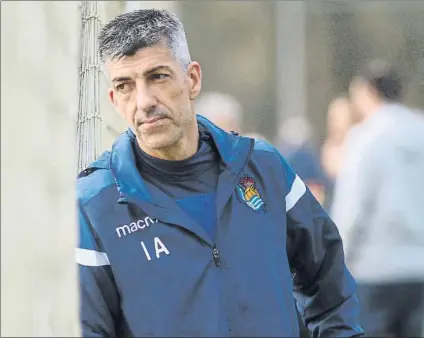  ?? FOTO: UNCITI ?? Imanol Alguacil medita durante un entrenamie­nto en Zubieta