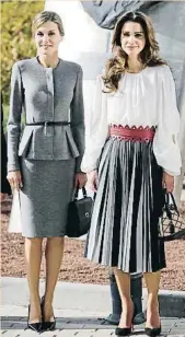  ?? G3ONLINE ?? RANIA DE JORDANIA
(20/XI/2015) El 5 de abril del 2011, la princesa Letizia se inclinó ante la Rania en Ammán. En el 2015, en Madrid, las dos eran reinas MÁXIMA DE HOLANDA
(15/X/2015) Su primer encuentro como reinas fue en La Haya. Tras la...