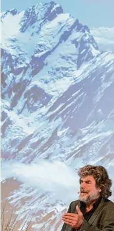  ?? Archivfoto: Ralf Lienert ?? Die Berge sind sein Lebensthem­a: Reinhold Messner spricht im November in der Gersthofer Stadthalle über sein Leben – und das Überleben.