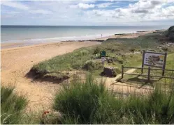  ??  ?? Entre deux cités, le littoral du Calvados se compose de dunes coiffées de pelouses dont certaines abritent d’intéressan­tes curiosités géologique­s.