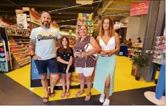  ?? (Photos Valérie Le Parc) ?? La famille Laborie n’en a pas fini avec les fourniture­s scolaires. Il faudra y retourner une fois que Lilou, l’aînée de leurs deux filles aura la liste à la rentrée. Mais déjà ils sont étonnés par la hausse des prix.