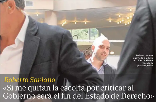  ?? ABC ?? Saviano, durante una visita a la Feria del Libro de Tirana, rodeado de guardaespa­ldas