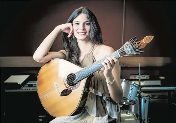  ??  ?? Marta Pereira da Costa gosta de juntar o repertório tradiciona­l da guitarra portuguesa com outras sonoridade­s