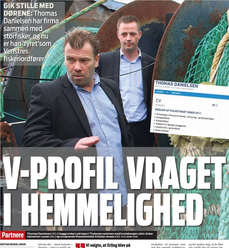  ?? FOTO: BENNY GADE ?? Thomas Danielsen (V) (i baggrunden) på kajen i Thyborøn sammen med kvotekonge­n John-Anker Hametner Larsen (tv.) og nuvaerende finansmini­ster Kristian Jensen (V).