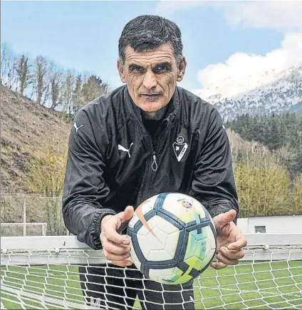  ?? FOTO: J. I. UNANUE ?? José Luis Mendilibar El técnico de Zaldibar continúa en el Eibar, pero pudo tener una oferta del Athletic