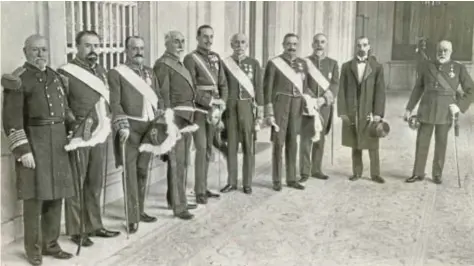  ?? ABC ?? De izquierda a derecha, los ministros Pidal, Alba, Romanones, Maura, Dato, Alhucemas, González Besada, Cambó y Marina flanquean a Alfonso XIII, fotografia­dos para ABC por Ramón Alba el 22 de marzo de 1918