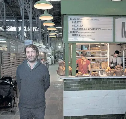  ??  ?? Acento francés. Jean Lauriot se mudó desde París hace una década y abrió una panadería.