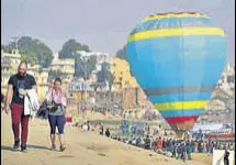  ?? MADAN MEHROTRA /HT ?? A hot air balloon is readied for takeoff from Assi Ghat in Varanasi.