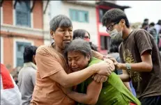  ?? Prakash Mathema/Getty Images ?? A Nepalese man and woman hold each other in Kathmandu's Durbar Square.