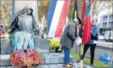  ??  ?? M.lardini, président de l’associatio­n “Artisanat de tranchée de la guerre 14/18”, a préparé le monument aux morts avant l’arrivée de tout le monde, avec les douilles transformé­es en vases.