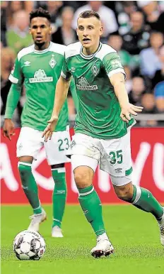  ?? DPA-BILD: JASPERSEN ?? Besticht durch starke Leistungen im Werder-Mittelfeld: Maximilian Eggestein treibt den Ball nach vorn.