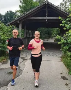  ?? Foto: Oliver Reiser ?? Drei überdachte Holzbrücke­n müssen die Läufer beim 36. Landrat Dr. Frey Land kreislauf zwischen Neusäß und Ottmarshau­sen auf der ehemaligen Trasse der Weldenbahn überqueren. Sie schützen vor Sonne oder Regen. Unser Bild zeigt Benedikt Geh und Barbara...