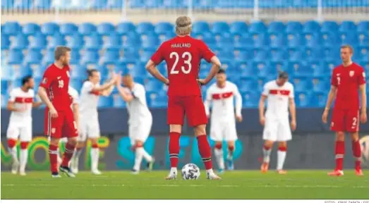  ?? FOTOS: JORGE ZAPATA / EFE ?? Haaland observa cómo los turcos celebran un gol.