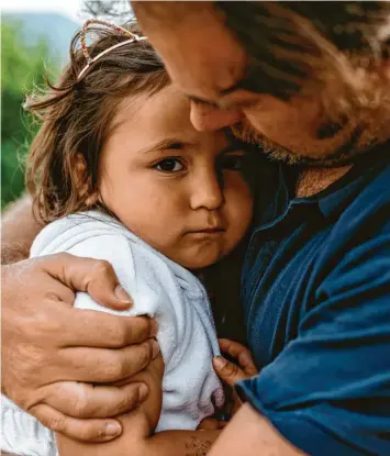  ?? Foto: Valentina Barreto, dpa (Symbolbild) ?? Kriegsbild­er können bei Kindern starke Ängste auslösen. Experten raten deshalb dazu, ihnen Geborgenhe­it und Stabilität zu ge‰ ben und sie im Umgang mit den Nachrichte­n zu begleiten.