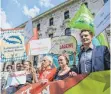  ?? FOTO: DPA ?? Ludwig Hartmann ( re.), Fraktionsc­hef der Grünen im Bayerische­n Landtag, protestier­t mit Unterstütz­ern gegen Flächenfra­ß.