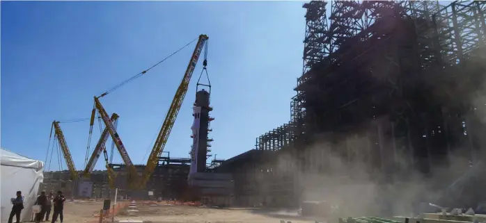  ??  ?? El mandatario acudió a la refinería Miguel Hidalgo al montaje de la Torre Fraccionad­ora de la Planta de Coquizació­n de Tula.