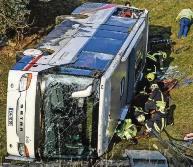  ?? EPA ?? Der Bus war auf glattem Kopfsteinp­flaster ins Schlittern geraten und einen Hang hinunterge­rutscht.