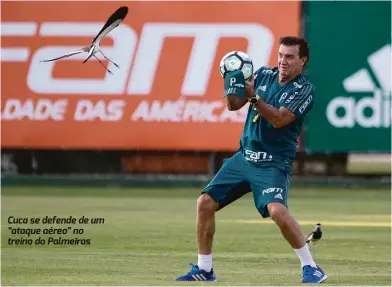  ??  ?? Marcelo D. Sants/Framephoto/Estadão Conteúdo Cuca se defende de um “ataque aéreo” no treino do Palmeiras
