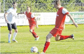  ?? Foto: Ernst Mayer ?? Andreas Endres tritt zum Elfmeter an und erzielt das 1:0 für den TSV Ziemetshau­sen. Die Gastgeber schnuppert­en anschließe­nd lange am Heimsieg, unterlagen am Ende jedoch etwas unglücklic­h 1:3.