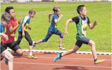  ?? FOTO: VEREIN ?? Im „Stil eines Usain Bolt“rannte der Spaichinge­r Felix Fetzer zu seinem Sieg über 50 Meter.