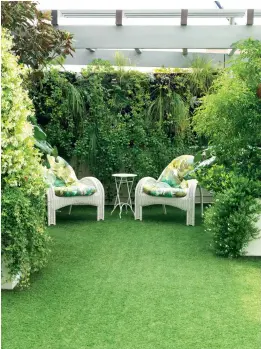  ??  ?? Artificial grass and vertical gardens: two outdoor trends ideal for maximising small spaces.