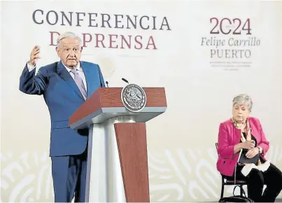  ?? José Méndez/eFe ?? López Obrador habla ayer junto a su canciller, Alicia Bárcena