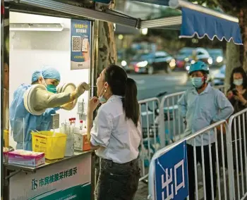  ?? AFP ?? Corona-teststatio­n in Shanghai: Auch nach zweieinhal­b Jahren Pandemie hat sich am Kurs der Regierung wenig geändert. Die Virusausbr­eitung soll nicht gedämpft, sondern völlig eingedämmt werden.