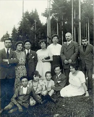  ??  ?? Foto di gruppo La famiglia Cenini tra il ‘43 e la Liberazion­e diede rifugio a madre e figlio ebrei