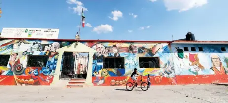  ??  ?? El proyecto de los murales es impulsado por el catedrátic­o de la UAEH, Jesús Rodríguez, y el líder del grupo Fortaleza, José Ventura.