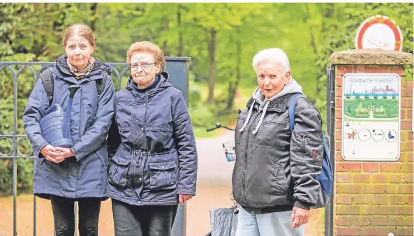  ?? FOTOS: VOLKER HEROLD ?? Susanne De Maso, ihre Mutter Karin De Maso und Rosi Förster vor dem Eingang des Parkfriedh­ofs. Sie ärgern sich über den Zustand der Anlage.