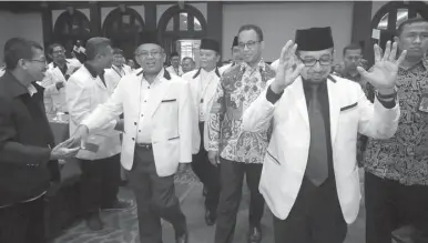  ?? FEDRIK TARIGAN/ JAWA POS ?? SINYAL PILPRES: Ketua Majelis Syuro PKS Salim Segaf Al Jufri (kanan), Presiden PKS Sohibul Iman (kiri), dan Gubernur DKI Jakarta Anies Baswedan menghadiri Rapat Koordinasi Nasional PKS 2019 di Jakarta, Kamis (14/11).