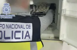  ?? Photo: National Police ?? Cash and drugs were found in a fridge