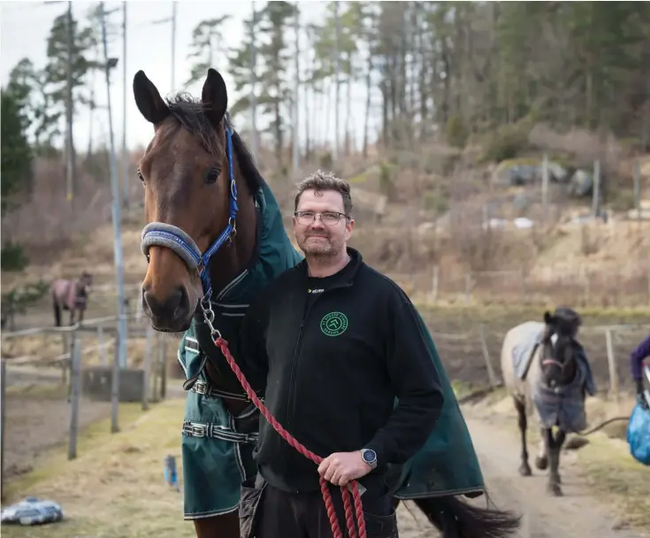  ?? ?? Johan Jansson, som driver Stillestor­ps gård, arrenderar tio hektar mark från kommunen. Där vill Lerums församling bygga en kyrkogård.