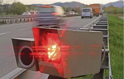  ?? FOTO: PATRICK SEEGER ?? In Deutschlan­d wird fast nur der rote und damit sichtbare Blitz eingesetzt. Technisch möglich sind auch unsichtbar­e Blitze durch Infrarot. Sie können aber nur das Kennzeiche­n und nicht den Fahrer erfassen.