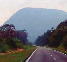  ?? [ FOTO MELVIN JONI / BH ] ?? Gunung Singai yang menjadi antara tarikan di Daerah Bau.