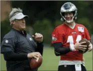  ?? MATT ROURKE — THE ASSOCIATED PRESS ?? Philadelph­ia Eagles’ quarterbac­k Carson Wentz and head coach Doug Pederson pictured during practice at the team’s NFL football training facility in Philadelph­ia.