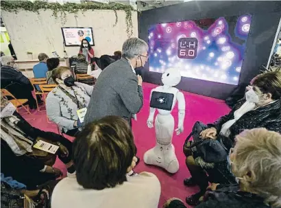  ?? MIQUEL GONZÁÑEZ / SHOOTING ?? El robot Pepper interactúa con unos vecinos de l’hospitalet invitados al salón Smart City Expo