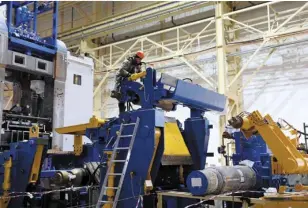  ??  ?? ▼ Монтажные работы в цехах металлопро­катного завода в Миорах. 2018 год